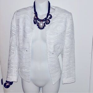 TAHARI WOMEN BLAZER SIZE 4
Brand New white elegant Lace